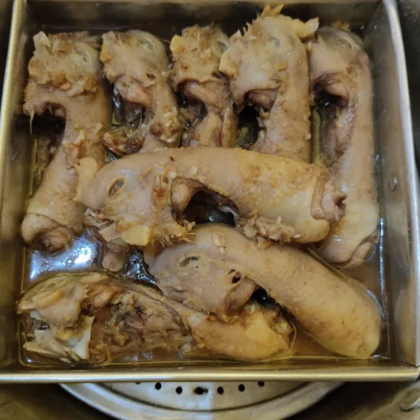 Panaskan kukusan, kukus kepala ayam selama 30 menit. Pisahkan kepala ayam dari airnya.
