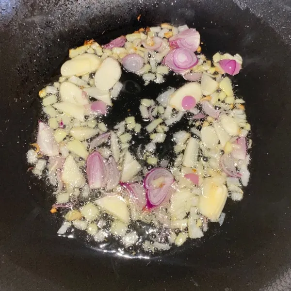 Panaskan minyak, tumis bawang bombay, bawang merah dan bawang putih sampai layu.