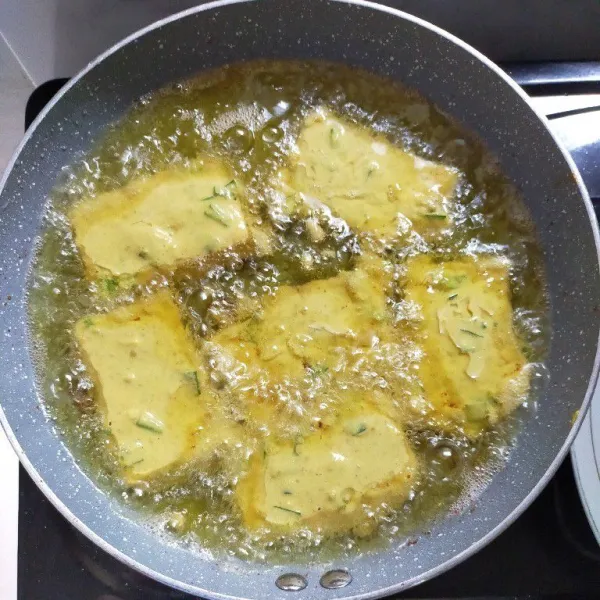 Panaskan minyak, goreng tempe hingga matang, lalu angkat.