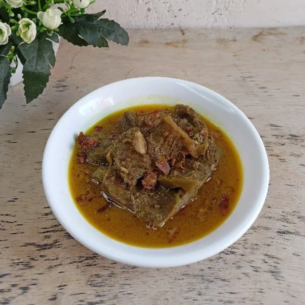Tuang gulai daging ke dalam mangkuk. Taburi bawang goreng dan siap disajikan.