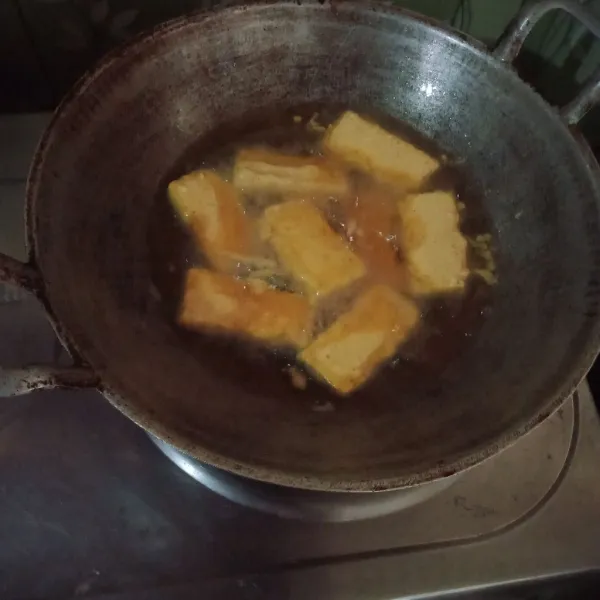 Panaskan minyak goreng hingga kuning kecoklatan. Angkat, tiriskan, dan sajikan.
