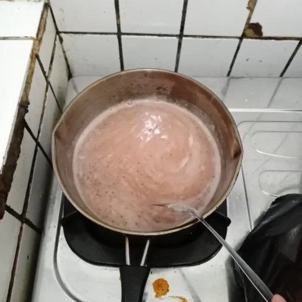 Tuang selasih lalu duk rata. Masak hingga mendidih. Matikan kompor. Tunggu uap panas hilang.