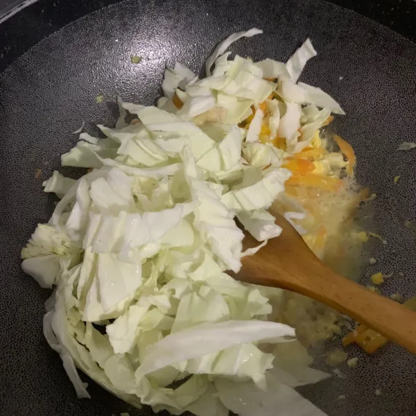 Potong kubis cuci bersih. Lalu masukkan ke dalam tumisan bawang putih dan wortel.