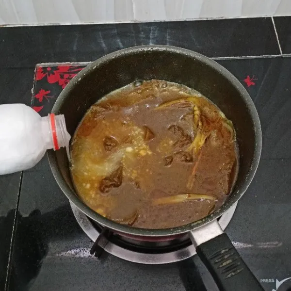 Setelah itu masukkan santan. Aduk rata.