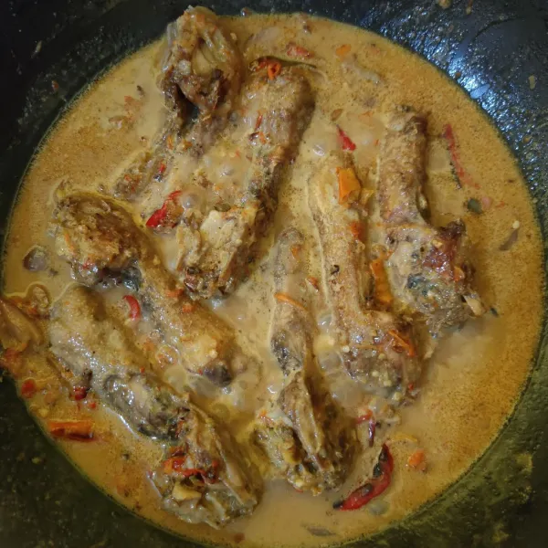 Masukkan kepala ayam, aduk rata. Masak hingga mendidih kembali dan bumbu meresap, matikan api.