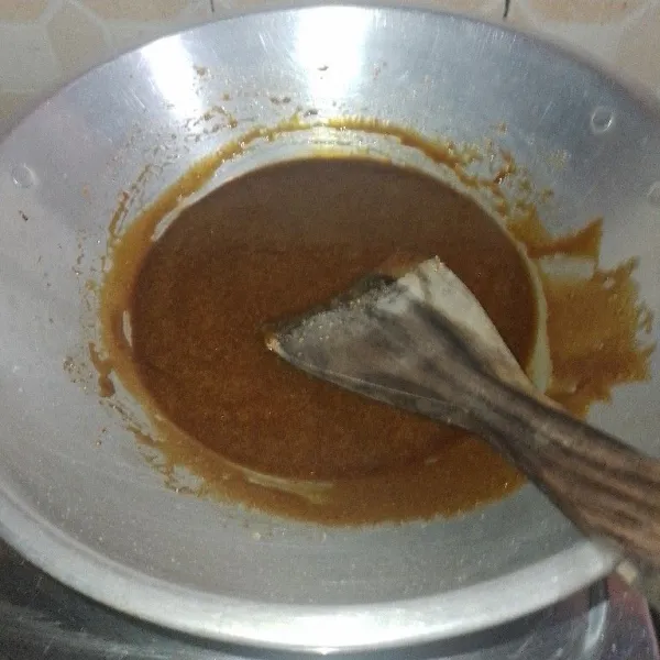 Masukkan gula pasir ke dalam wajan. Masak dengan api kecil hingga semua gula larut sambil diaduk-aduk