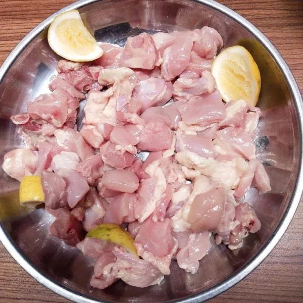 Potong-potong fillet ayam lalu beri perasan air jeruk lemon.