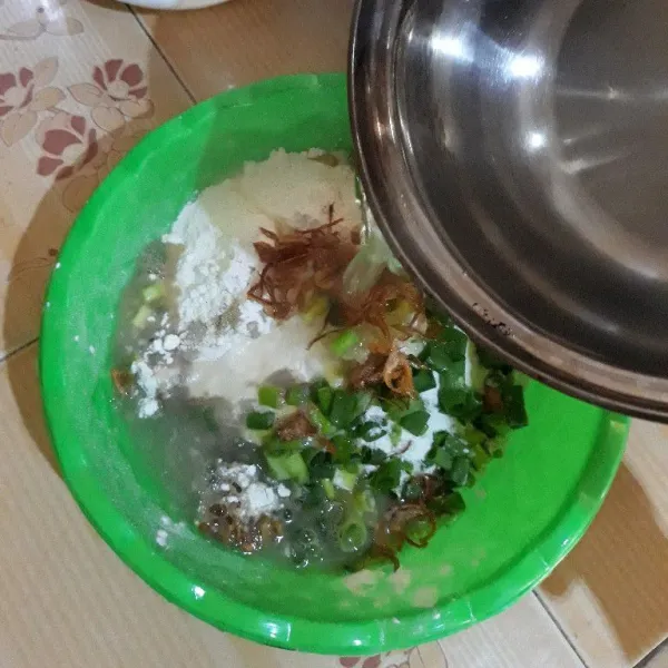 Ke dalam wadah, masukkan tepung tapioka, terigu, bawang putih, dan bawang merah goreng. Masukkan juga kaldu ayam , dan garam. Tuang air panas sedikit demi sedikit sambil diaduk hingga kalis.
