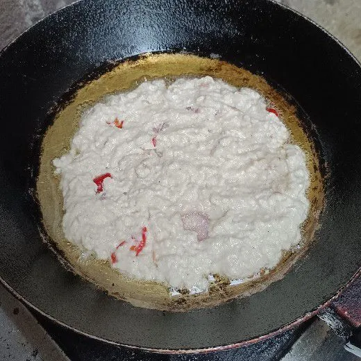 Dadar ke dalam minyak goreng.