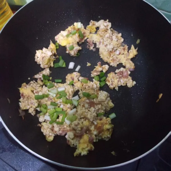 Sesaat sebelum diangkat, masukkan masukkan daun bawang. Tumis sebentar.