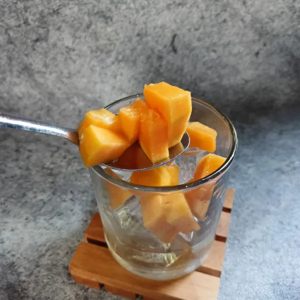 Masukkan potongan buah pepaya.