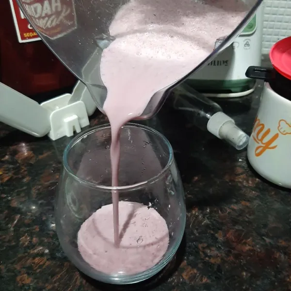 Blender halus campuran susu, berry, madu, dan teh. Tuang dalam gelas saji.