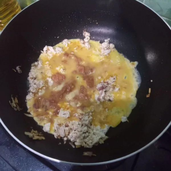 Masukkan tahu dan kornet, aduk-aduk. Masukkan garam, lada, dan kaldu bubuk. Tumis hingga harum.