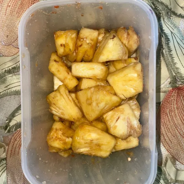 Sajikan rujak nanas saat dingin.