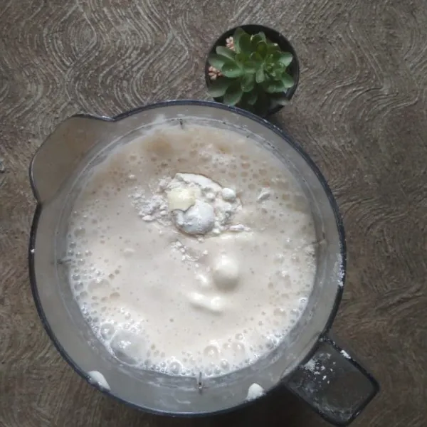Tambahkan tepung terigu dan telur proses kembali hingga halus.