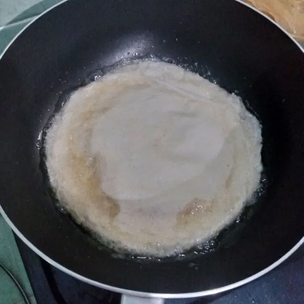 Goreng dengan minyak panas dengan api kecil sampai sedang.