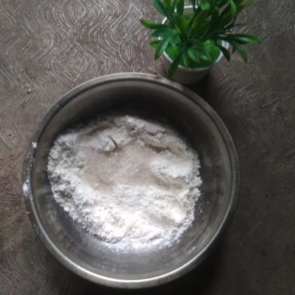 Dalam mangkuk campur tepung terigu, vanili susu dan garam aduk rata.