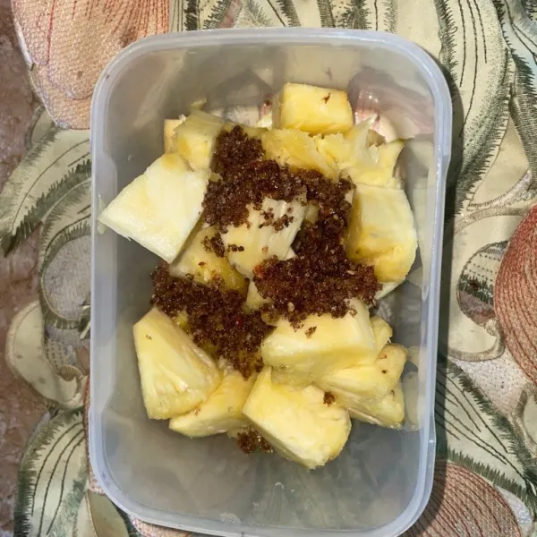 Campurkan bumbu dan nanas, beri perasan jeruk nipis dan tambahkan jeruk purut. Kocok hingga tercampur rata, koreksi rasa. Diamkan di kulkas 10 menit.
