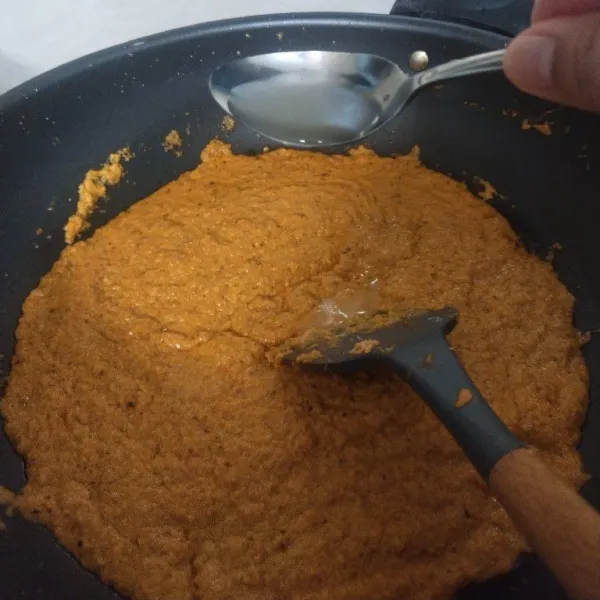 Tambahkan santan, saus, kental manis, kaldu bubuk, dan garam. Koreksi rasa dan jangan lupa tambahkan air perasan jeruk nipis.