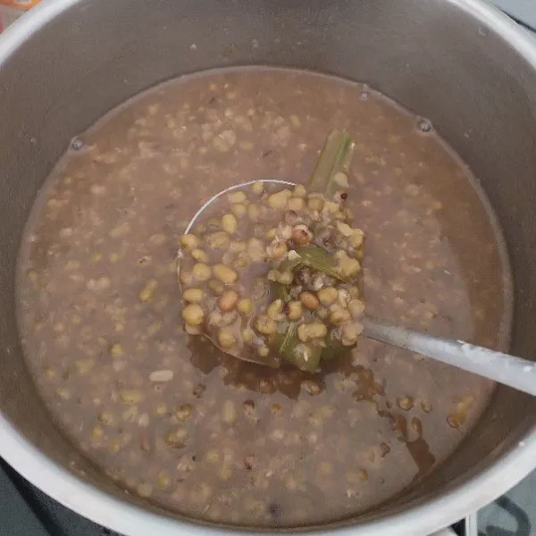 Masak hingga bubur mengental dan sisihkan.