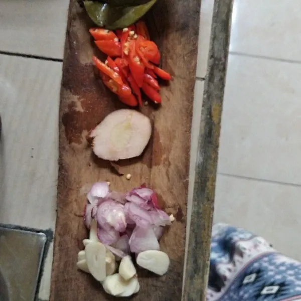 Iris tipis-tipis bawang dan cabe.