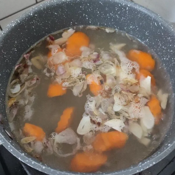 Tambahkan air, masak hingga mendidih. Tuang wortel ke panci, masak hingga wortel sedikit lembut.