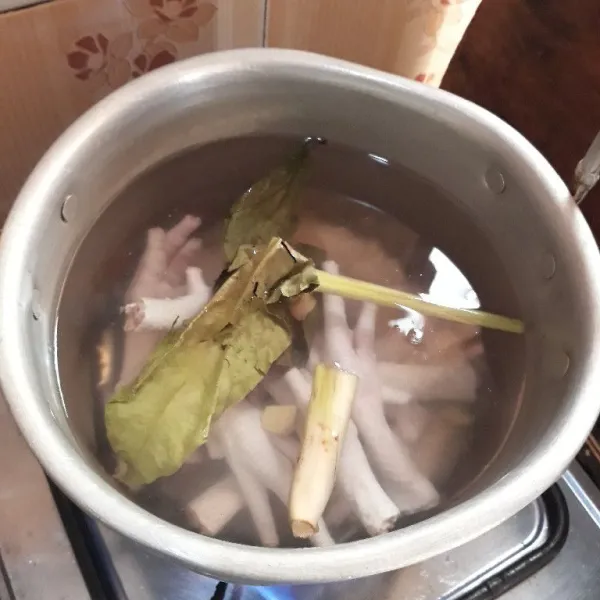 Rebus ceker dengan daun salam, jahe dan serai hingga matang dan empuk.