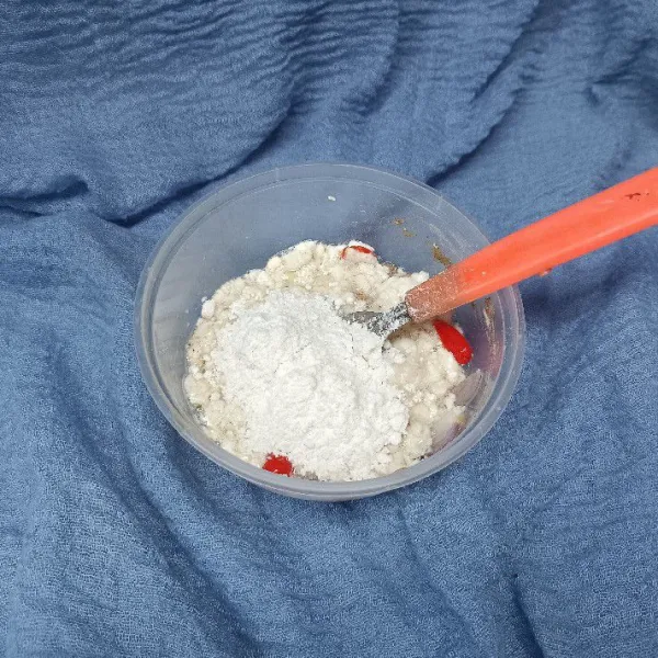 Masukkan tepung terigu. Aduk rata.