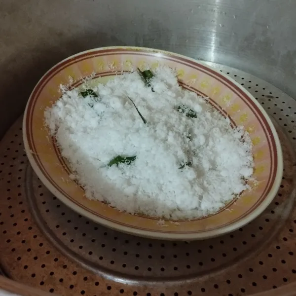 Campur kelapa parut, garam dan daun pandan. Kukus selama 10 menit.