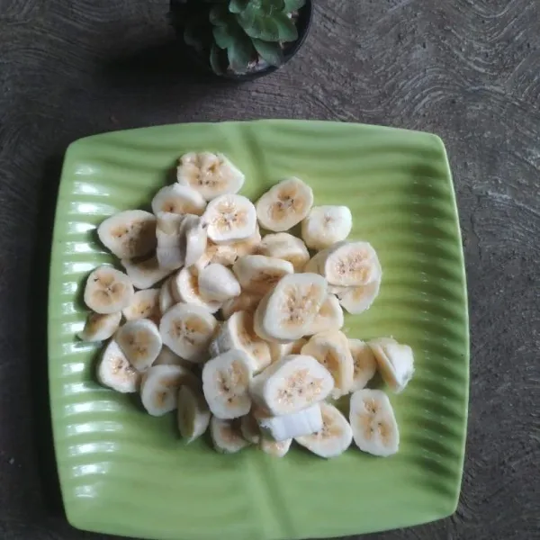 Potong-potong pisang buang biji yang besar.