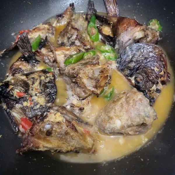 Tambahkan air, kemudian bumbui dengan garam, gula dan kaldu ayam ataupun sapi. Aduk rata, kemudian tunggu hingga air sedikit menyusut.