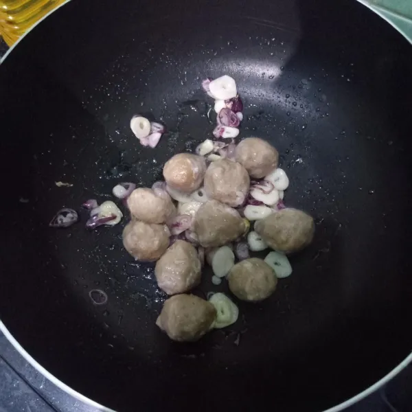 Masukkan bakso, tumis sebentar lalu tuang air.