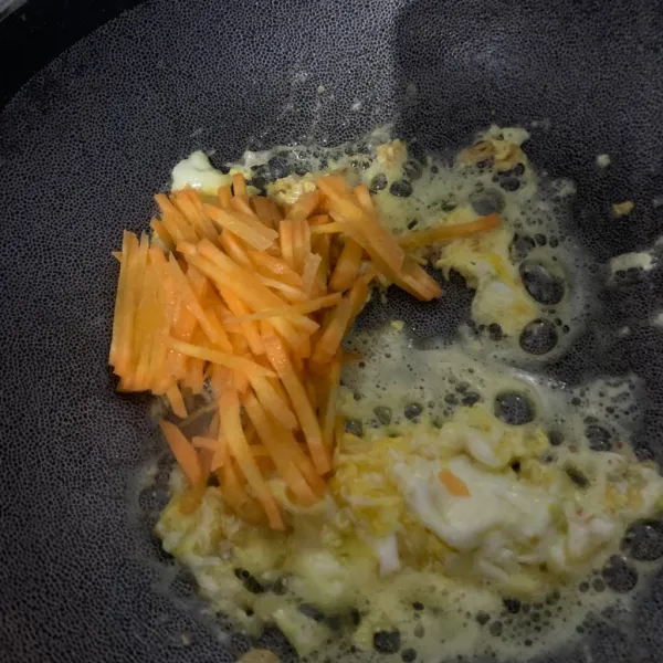 Potong wortel memanjang dan masukkan.