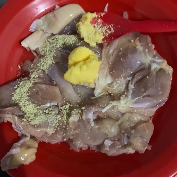 Beri kaldu jamur, mentega, garam, dan bawang putih.