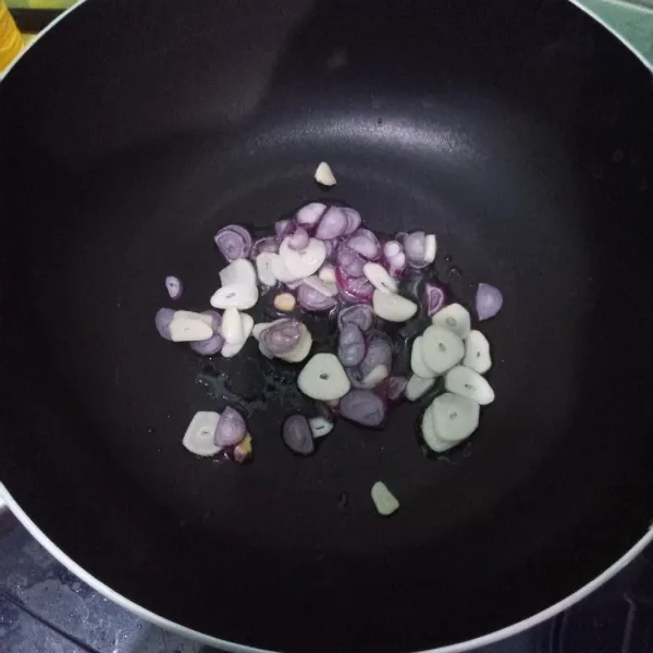 Panaskan minyak, tumis bawang merah dan bawang putih hingga harum.
