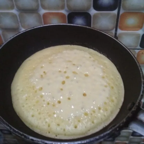 Panaskan pan, tuang adonan kemudian masak hingga adonan berlubang kemudian balik pancake masak sebentar angkat dan sajikan dengan topping.
