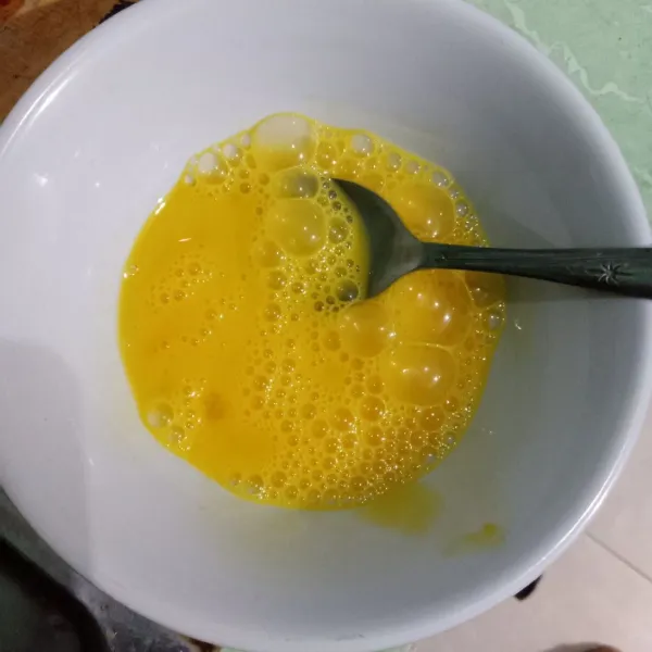 Kocok lepas telur.