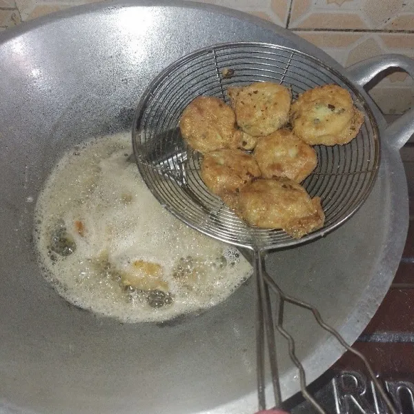 Baluri dengan telur yang sudah dikocok, kemudian goreng adonan hingga matang.