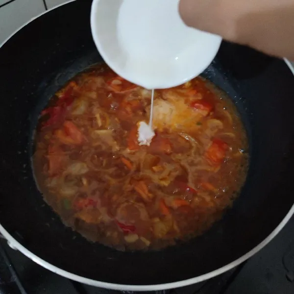 Tambahkan air, saus tomat, saus sambal, kecap manis, gula pasir dan garam secukupnya. Aduk rata, lalu tuang larutan maizena.