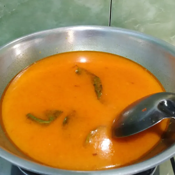 Tambahkan santan, masak hingga mendidih..