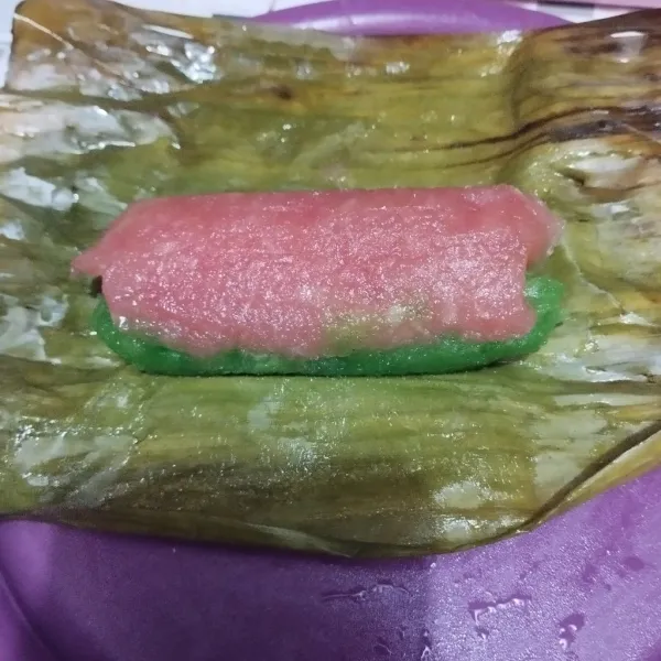 Setelah matang potong dan gulingkan ke dalam kelapa parut yang sebelumnya sudah dicampur dengan sedikit garam lalu dikukus dahulu selama 10 menit.