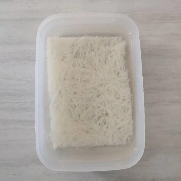 Rendam bihun jagung dengan air hingga mengembang bihunnya. Lalu cuci bersih dan tiriskan.