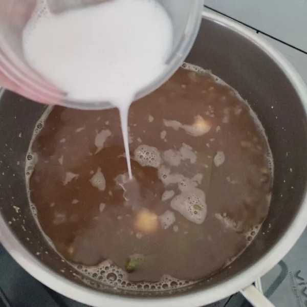 Tuang larutan tepung tapioka. Aduk - aduk bubur hingga tercampur rata.