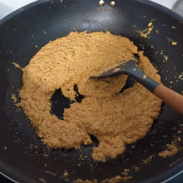Tumis bumbu halus menggunakan margarin dan minyak kelapa sampai wangi dan berminyak.