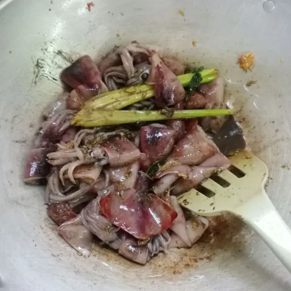 Masukkan cumi dan air asam jawa, aduk rata.