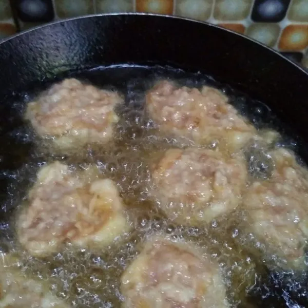 Panaskan minyak goreng adonan hingga matang kedua sisi, angkat dan tiriskan.