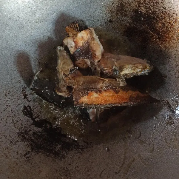 Goreng lele, tiriskan.