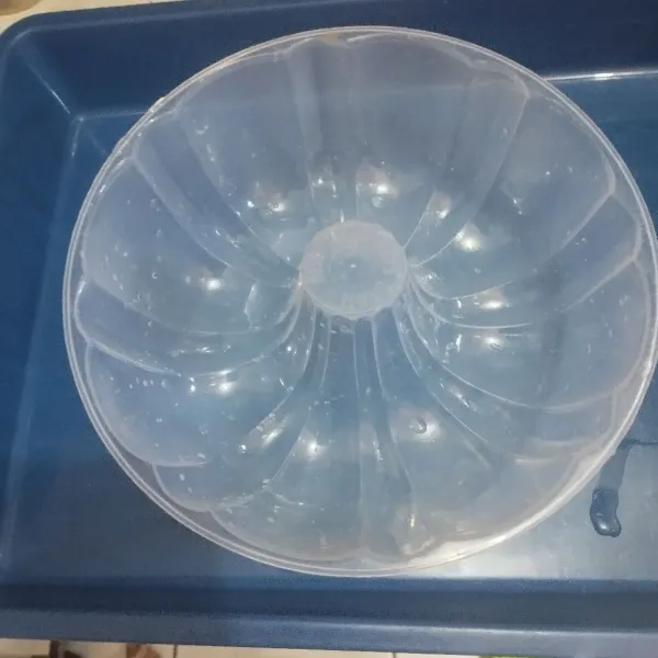 Basahi cetakan dengan air matang.
