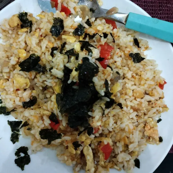 Kemudian setelah matang tambahkan nori lalu aduk sampai rata, masak hingga matang.