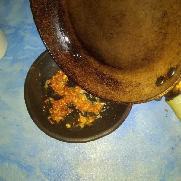 Siram dengan minyak panas. Aduk rata dan koreksi rasa sampai pas.